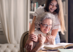 12 bellos poemas para dedicar a las abuelas (explicados)